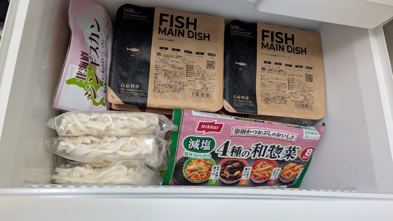 冷凍庫に他の食品と一緒に詰まった様子